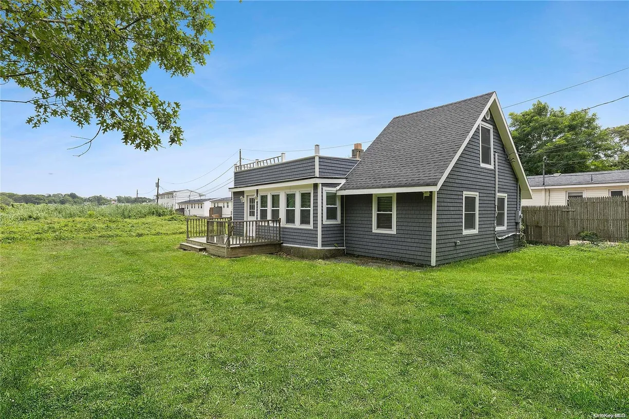 The Hamptons Real Estate | View 51 W Tiana Road | 1 Bath