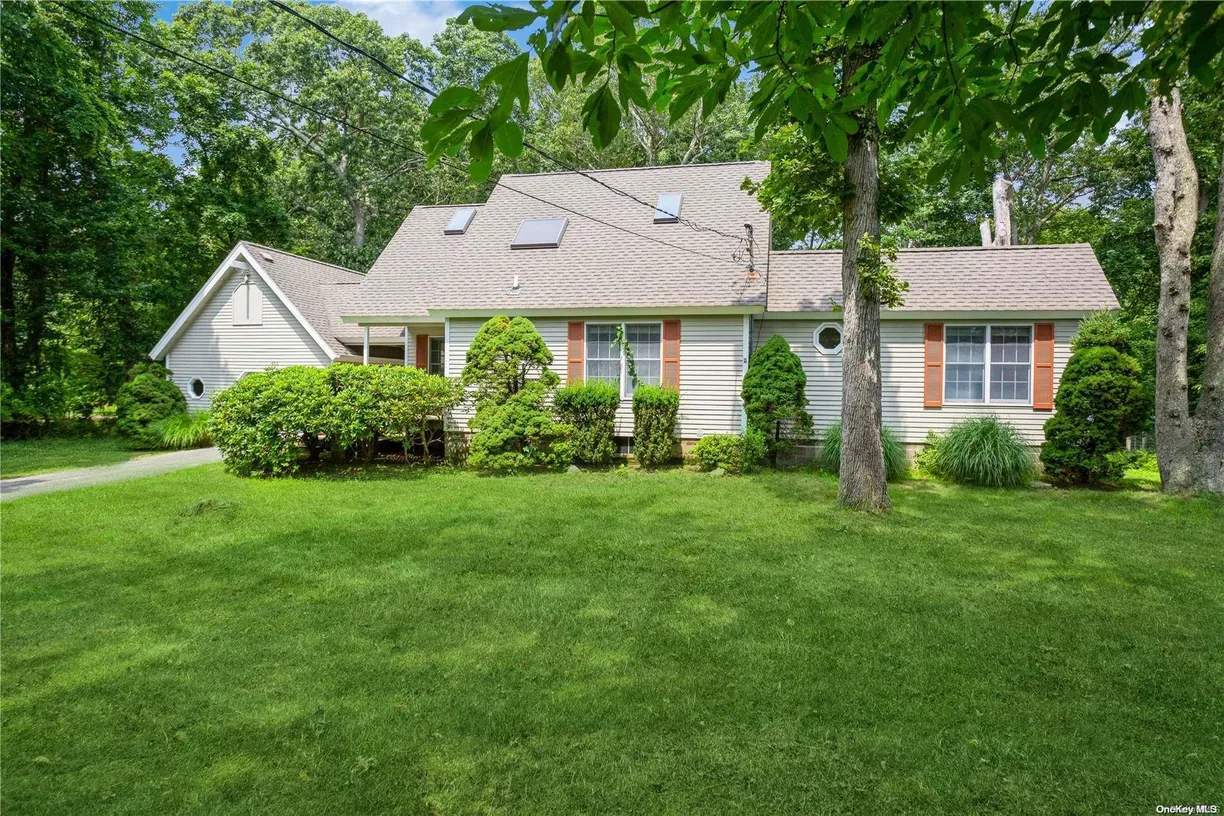 The Hamptons Real Estate | View  | 3 Beds, 2 Baths