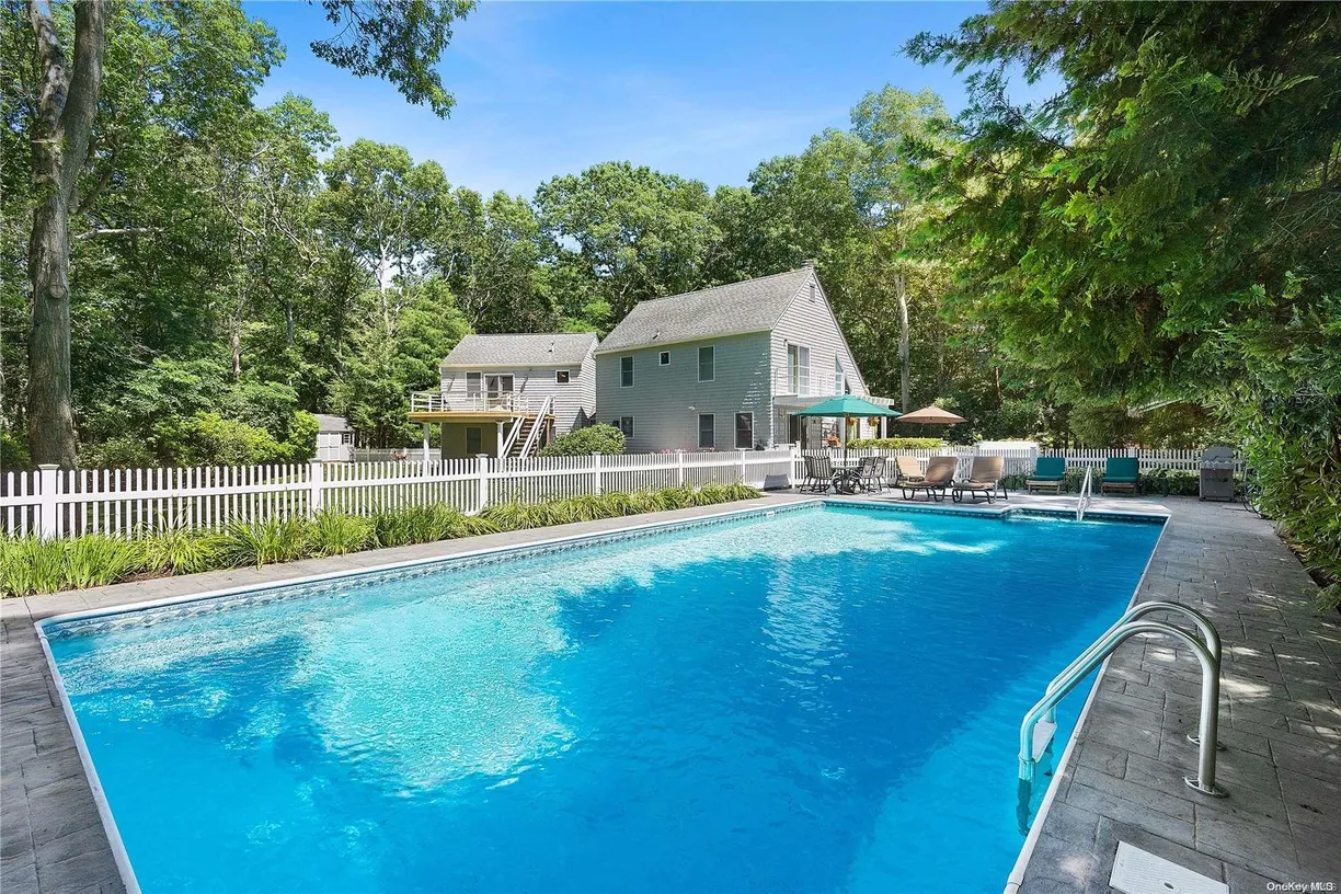 The Hamptons Real Estate | View 757 Seven Ponds Towd Road | 4 Beds, 4 Baths