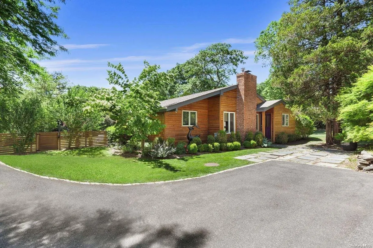 The Hamptons Real Estate | View 300 N Sea Mecox Road | 3 Beds, 2 Baths