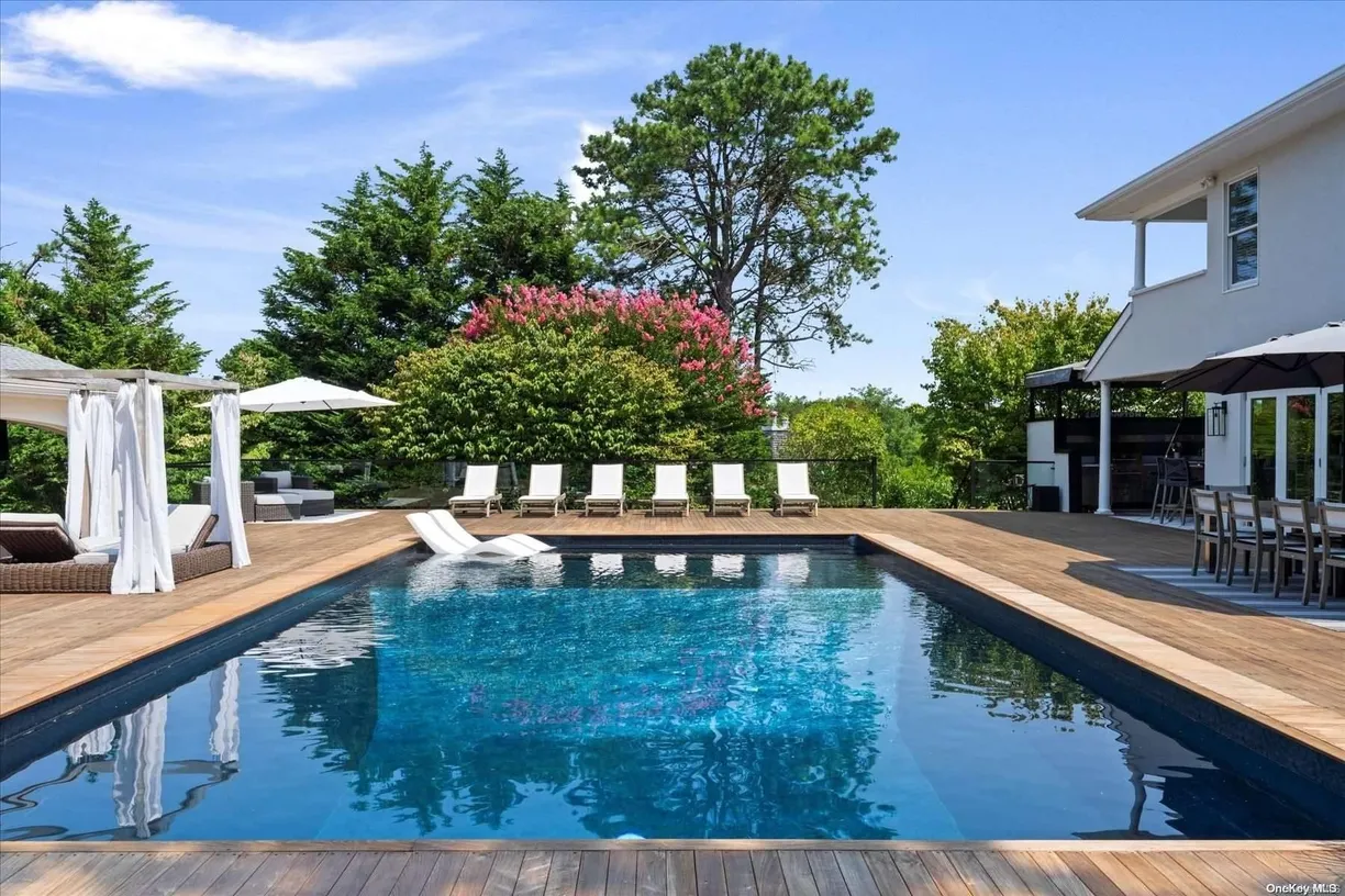 The Hamptons Real Estate | View 31 Blackwatch Court | 4 Beds, 5 Baths