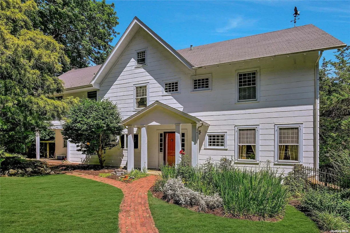 The Hamptons Real Estate | View 825 Munn Lane | 6 Beds, 4 Baths
