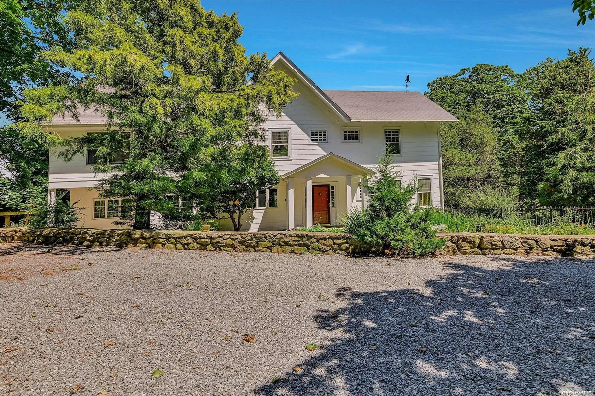 The Hamptons Real Estate | View 825 Munn Lane | Listing