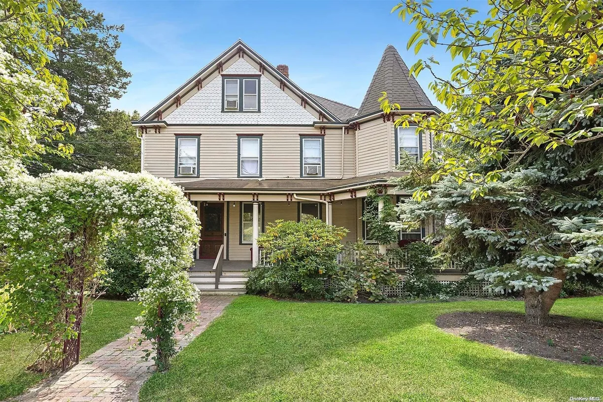 The Hamptons Real Estate | View 151 Bay Avenue | 5 Beds, 4 Baths