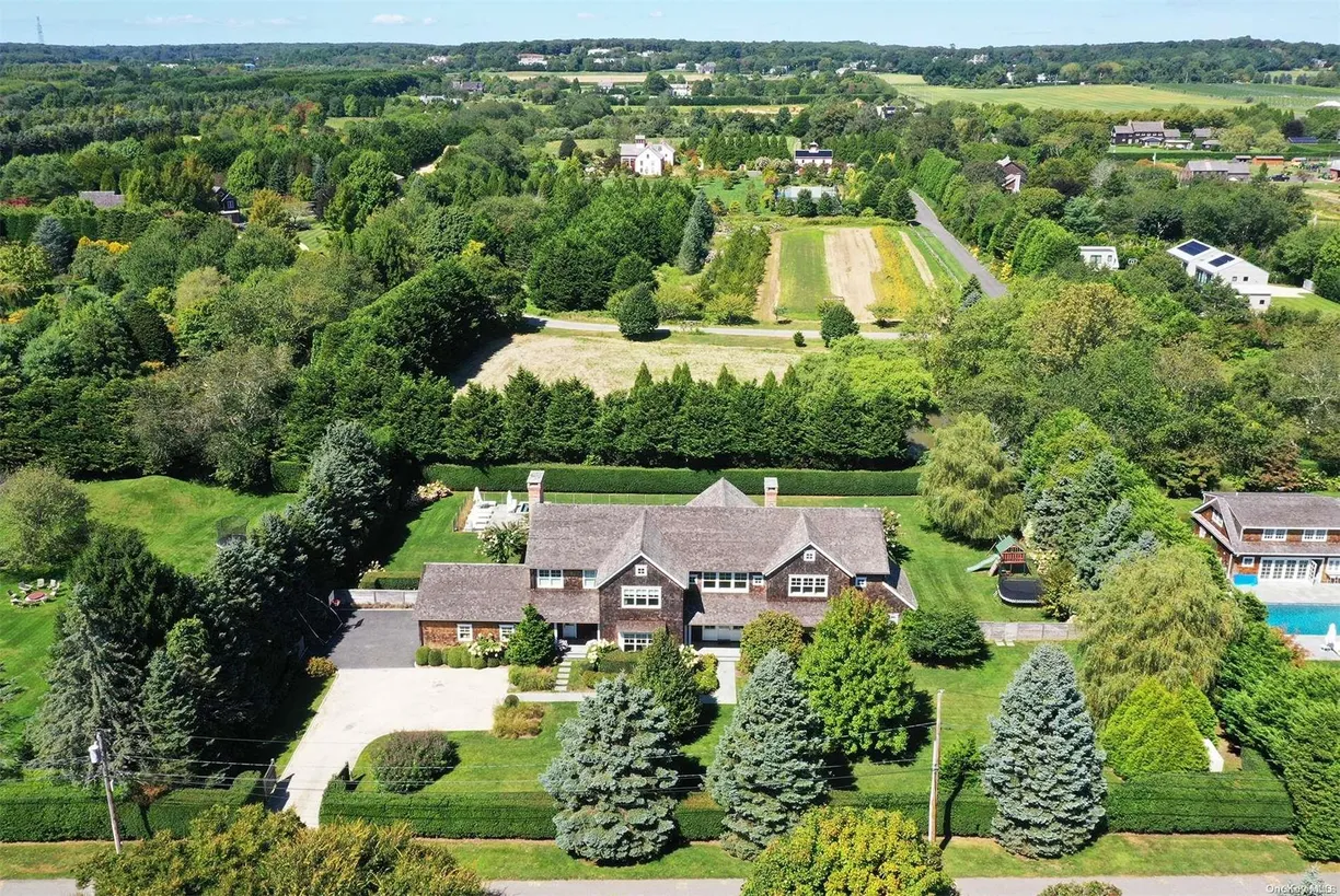 The Hamptons Real Estate | View 36 Chase Ct | 6 Beds, 7 Baths