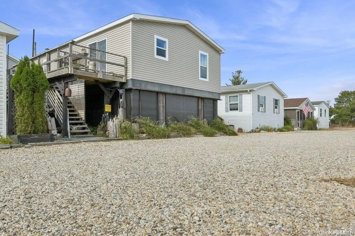 The Hamptons Real Estate | View 53 Crassen Boulevard, 31 | 3 Beds, 2 Baths