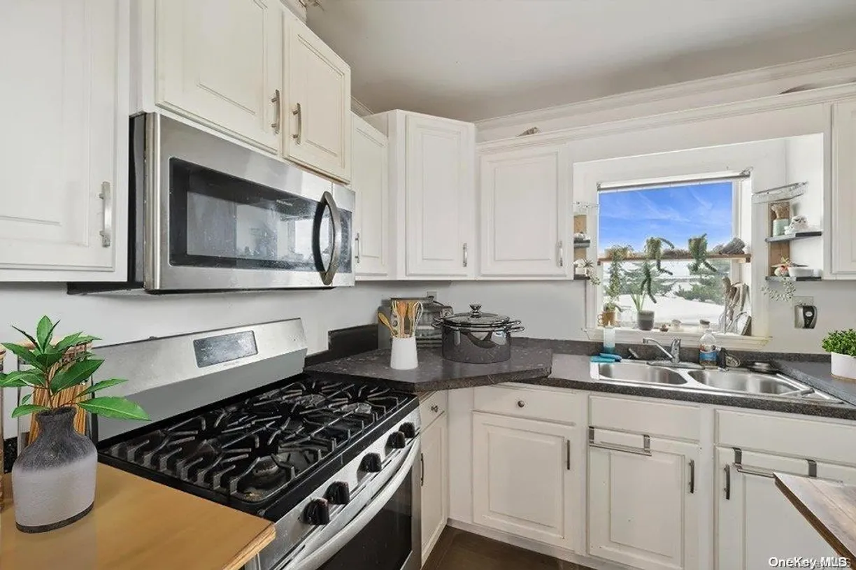 The Hamptons Real Estate | View 53 Crassen Boulevard, 31 | Listing