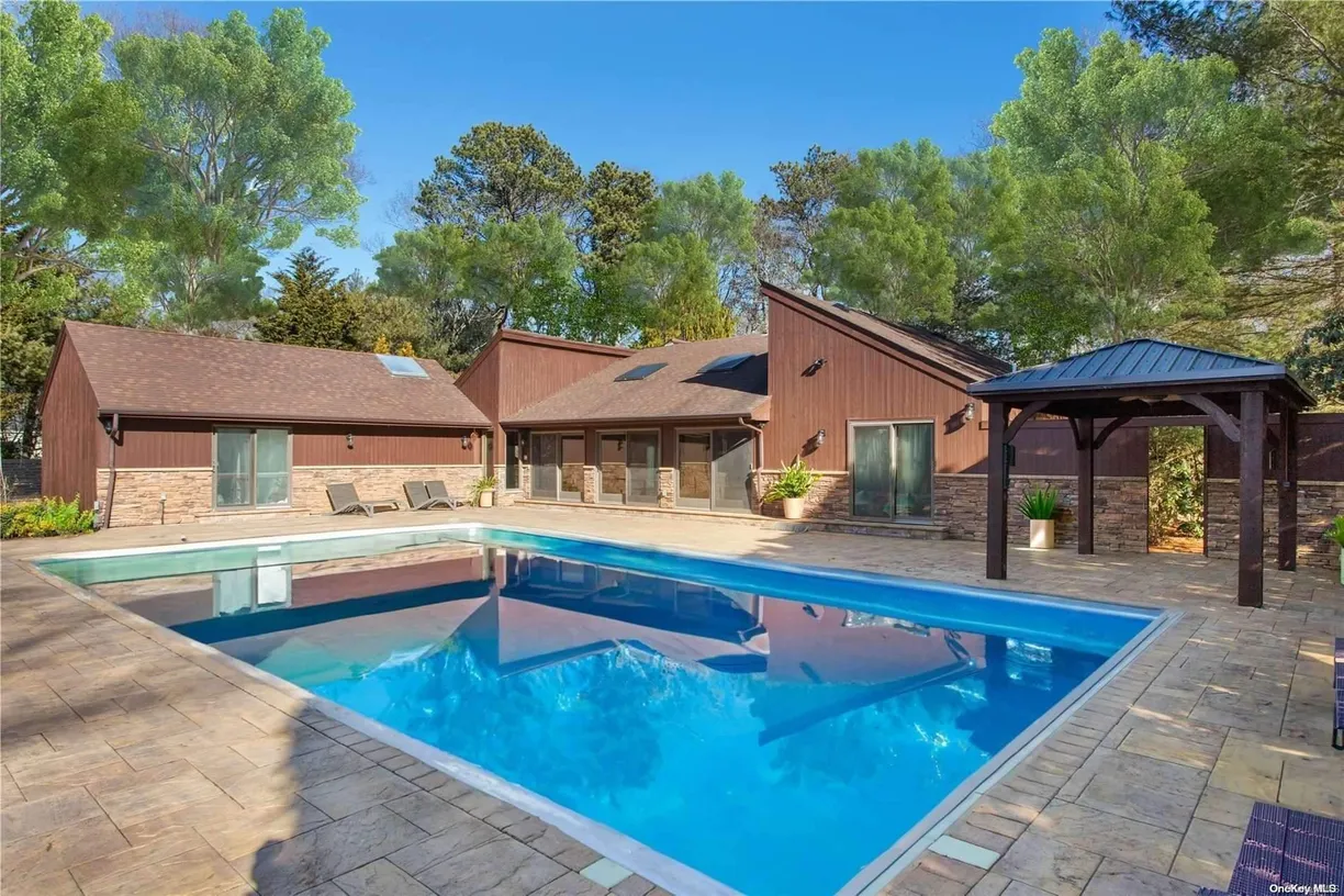 The Hamptons Real Estate | View 17 N Quarter Road | 4 Beds, 3 Baths