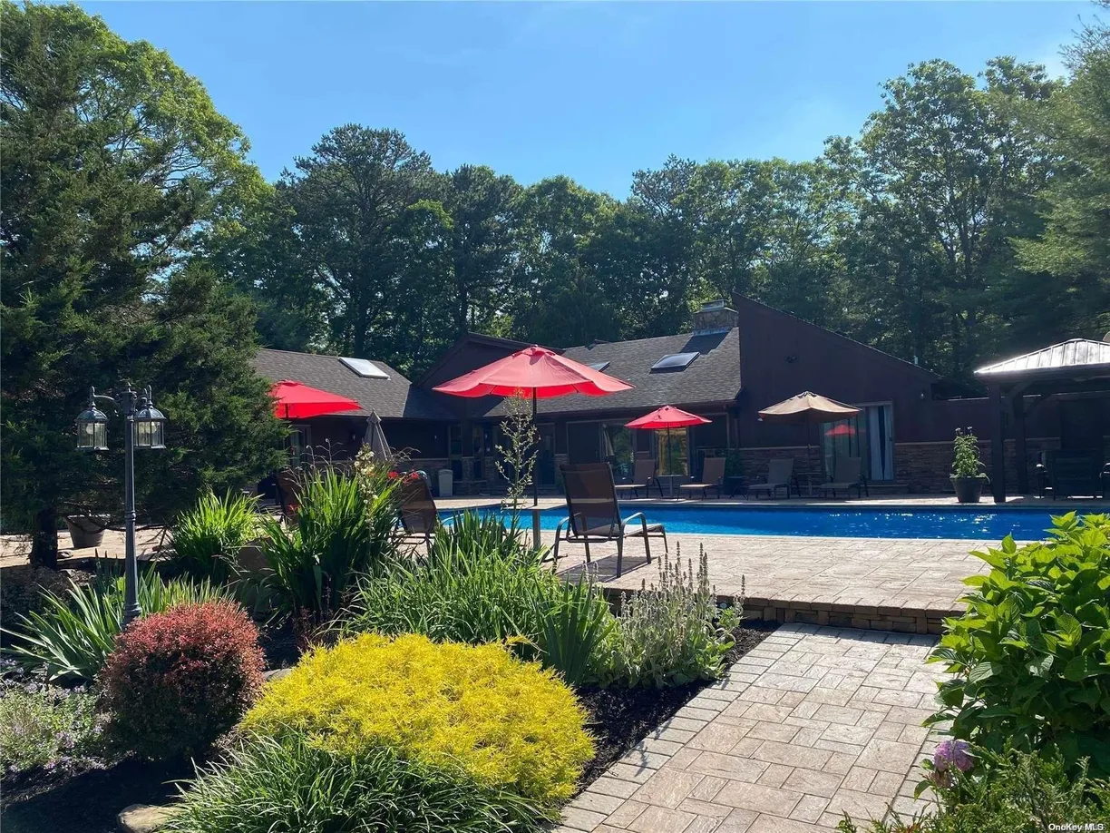 The Hamptons Real Estate | View 17 N Quarter Road | Listing