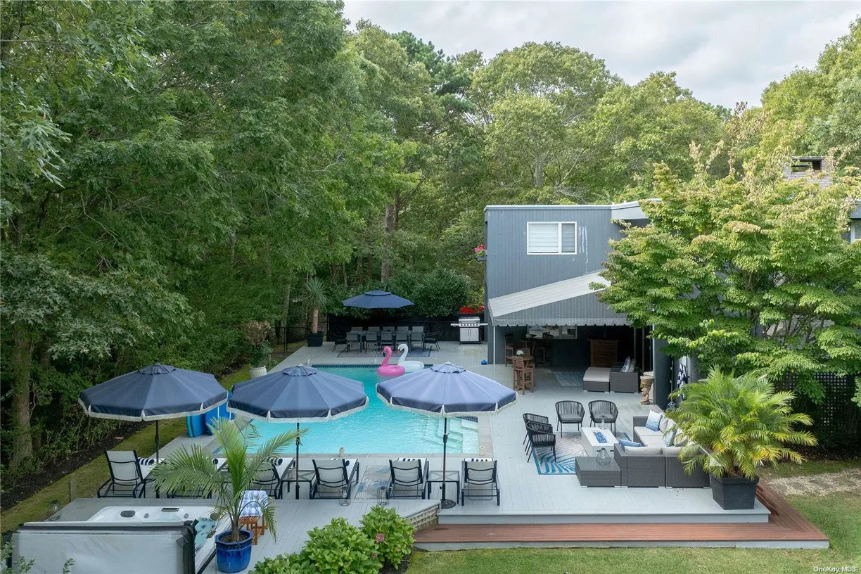 The Hamptons Real Estate | View 20 Pheasant Run | 5 Beds, 4 Baths