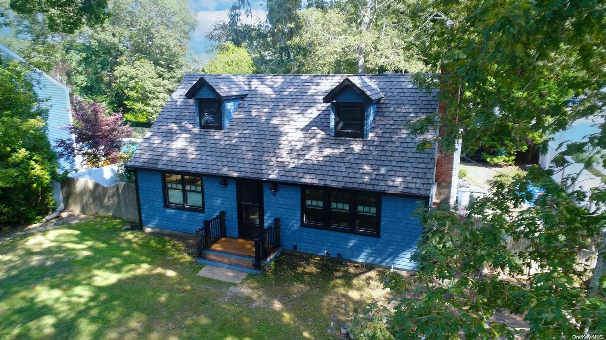 The Hamptons Real Estate | View 16 Heather Drive | 4 Beds, 2 Baths