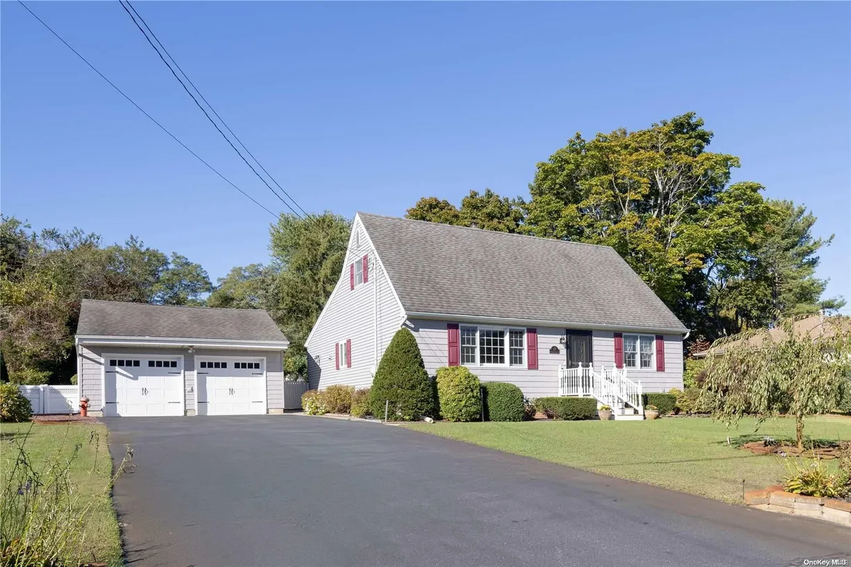 The Hamptons Real Estate | View 17 Circle Drive | Listing