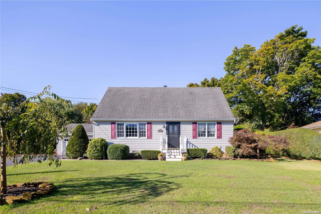 The Hamptons Real Estate | View 17 Circle Drive | 3 Beds, 2 Baths