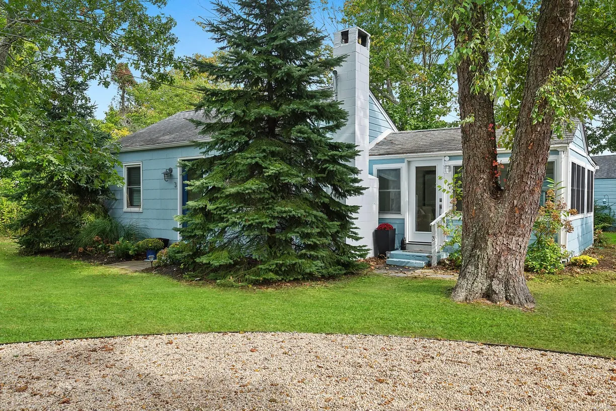 The Hamptons Real Estate | View  | Listing
