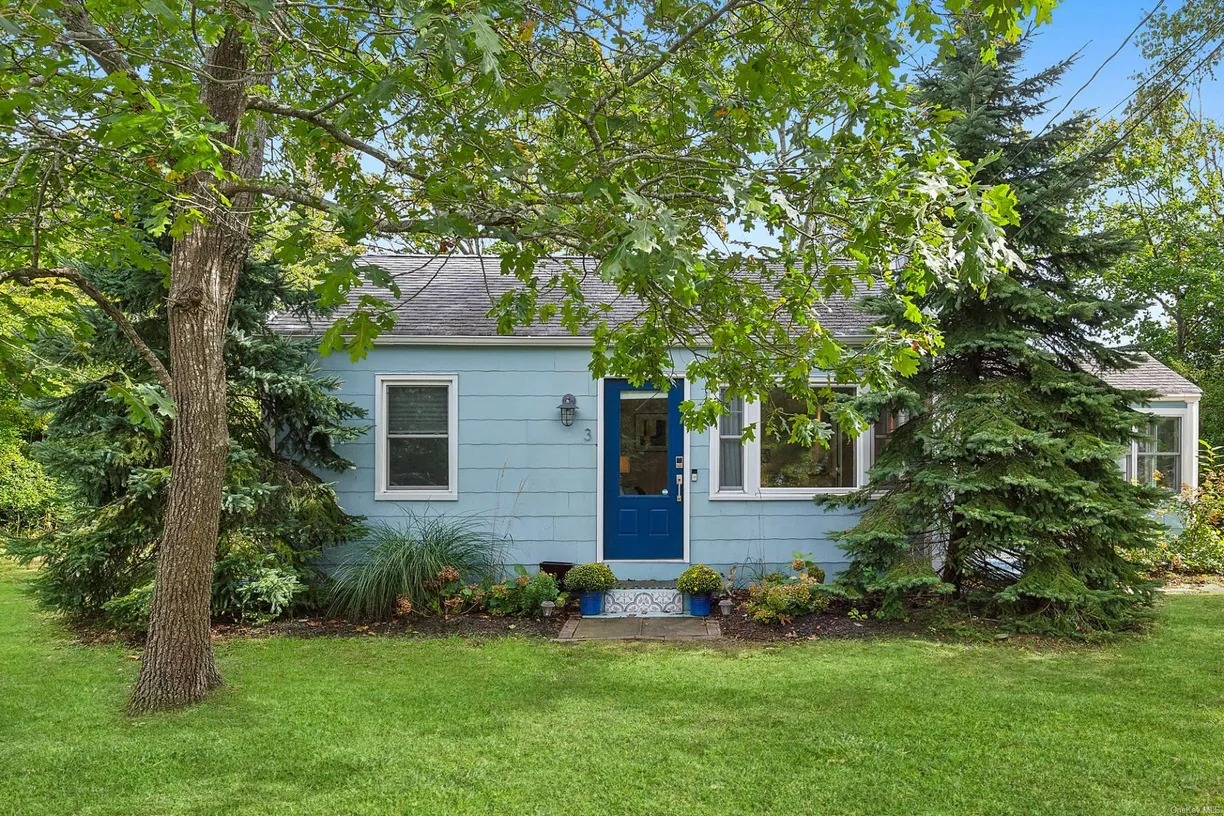 The Hamptons Real Estate | View  | 2 Beds, 1 Bath