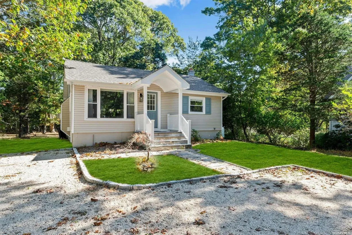 The Hamptons Real Estate | View 3670 Rocky Point Road | 3 Beds, 2 Baths
