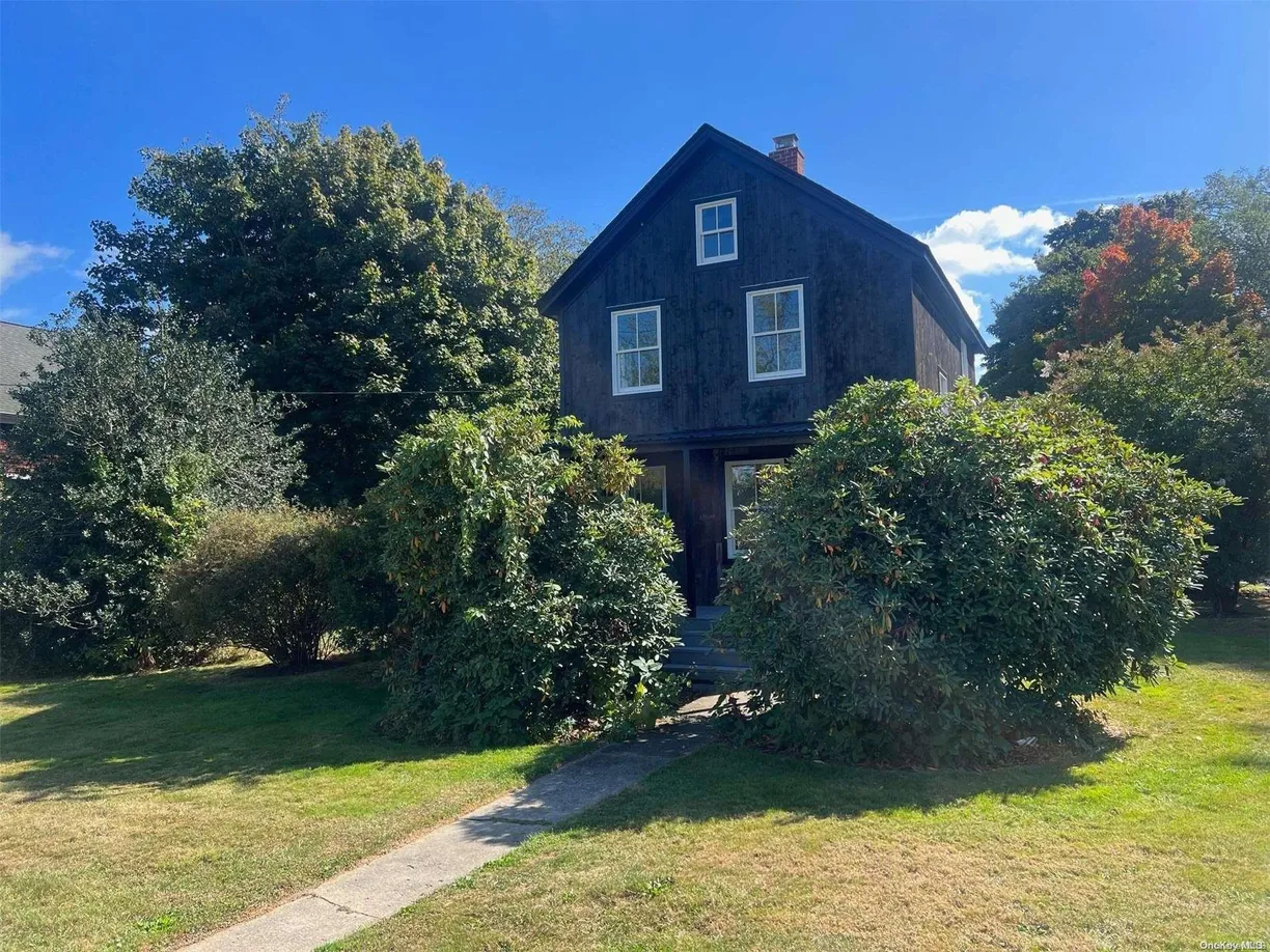 The Hamptons Real Estate | View 719 Wiggins Street | 2 Beds, 1 Bath