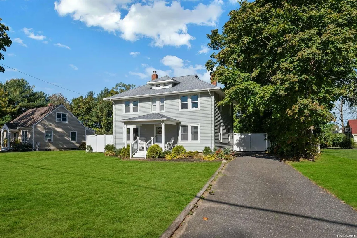 The Hamptons Real Estate | View 18955 Main Road | 3 Beds, 2 Baths