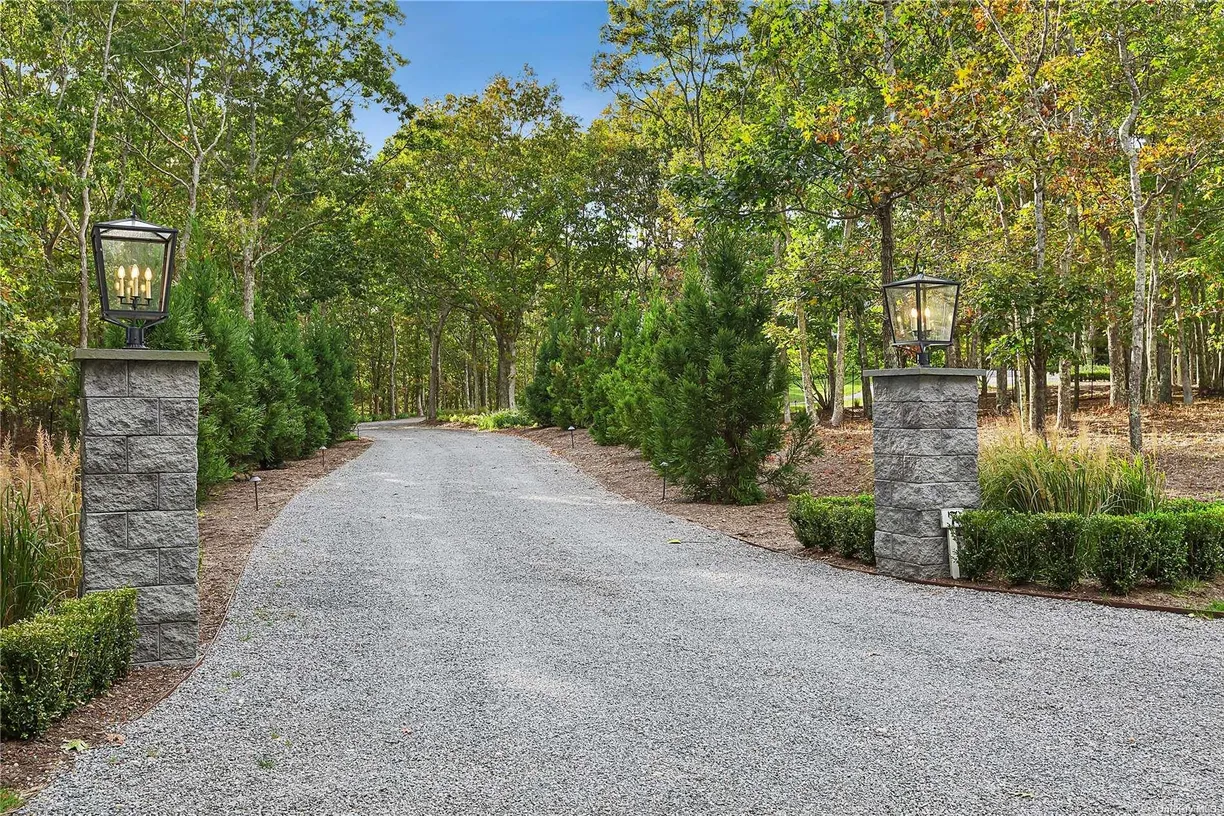 The Hamptons Real Estate | View 7 Fourteen Hills Court | Listing