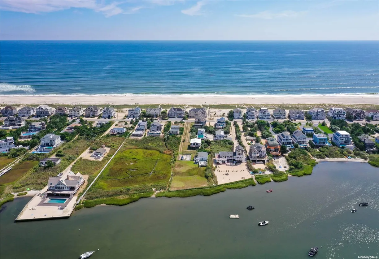 The Hamptons Real Estate | View 836D Dune Road | 3 Beds, 2 Baths