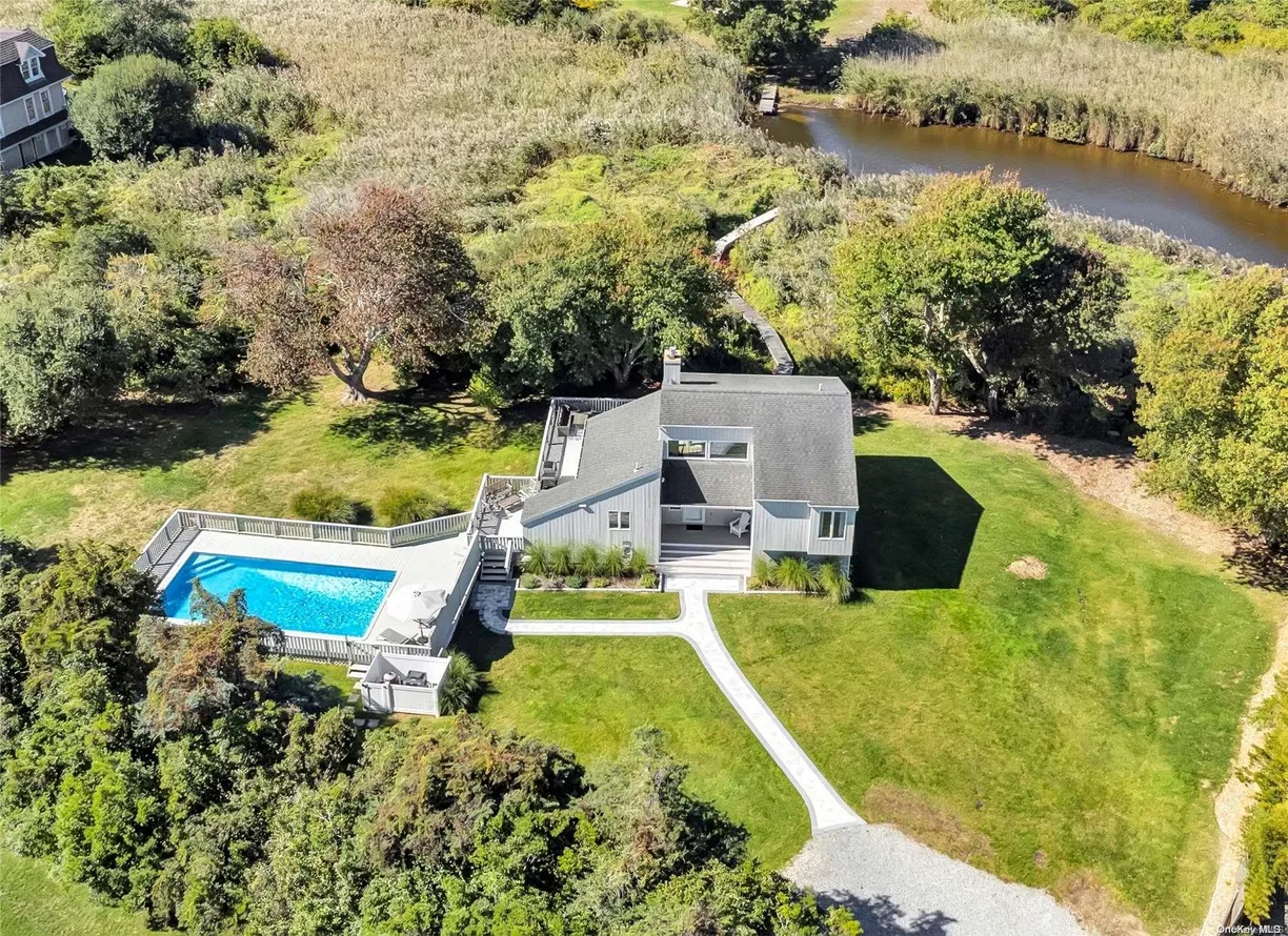 The Hamptons Real Estate | View 19 Rogers Lane | 4 Beds, 2 Baths