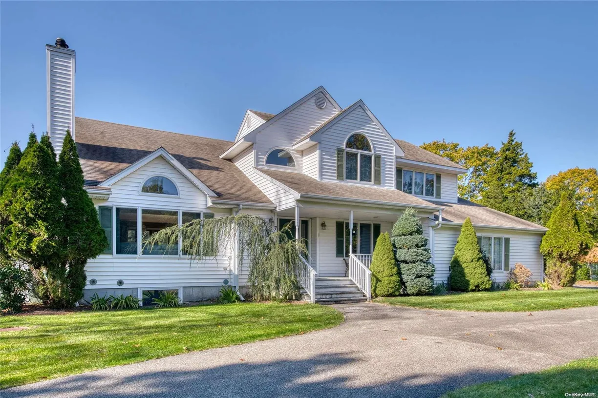 The Hamptons Real Estate | View 7 Sea Breeze Avenue | 5 Beds, 3 Baths