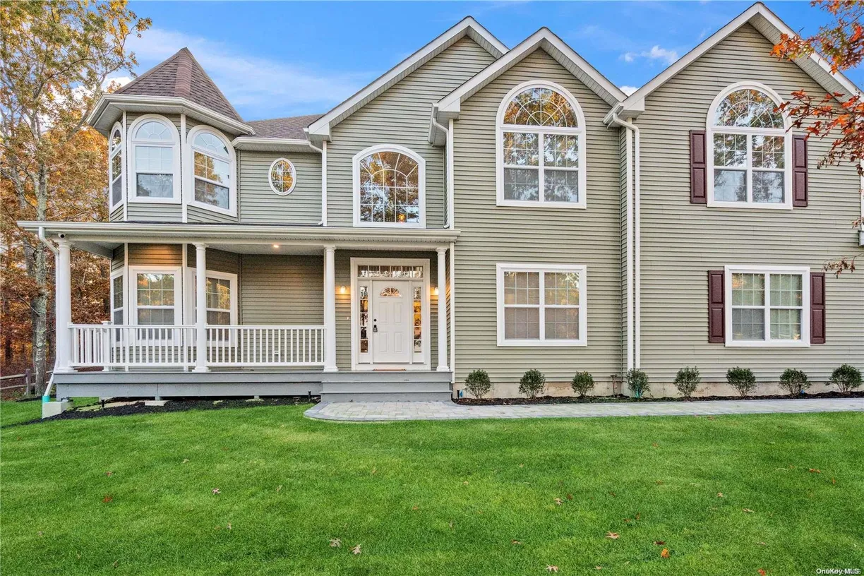 The Hamptons Real Estate | View 16 Gateway Court | 5 Beds, 4 Baths