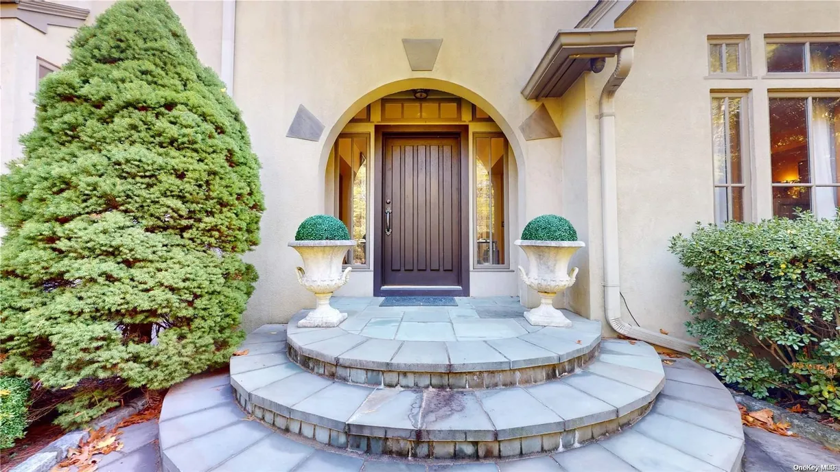 The Hamptons Real Estate | View 10 Cedar Lane | Listing