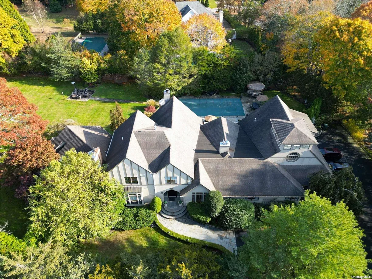 The Hamptons Real Estate | View 10 Cedar Lane | 6 Beds, 7 Baths