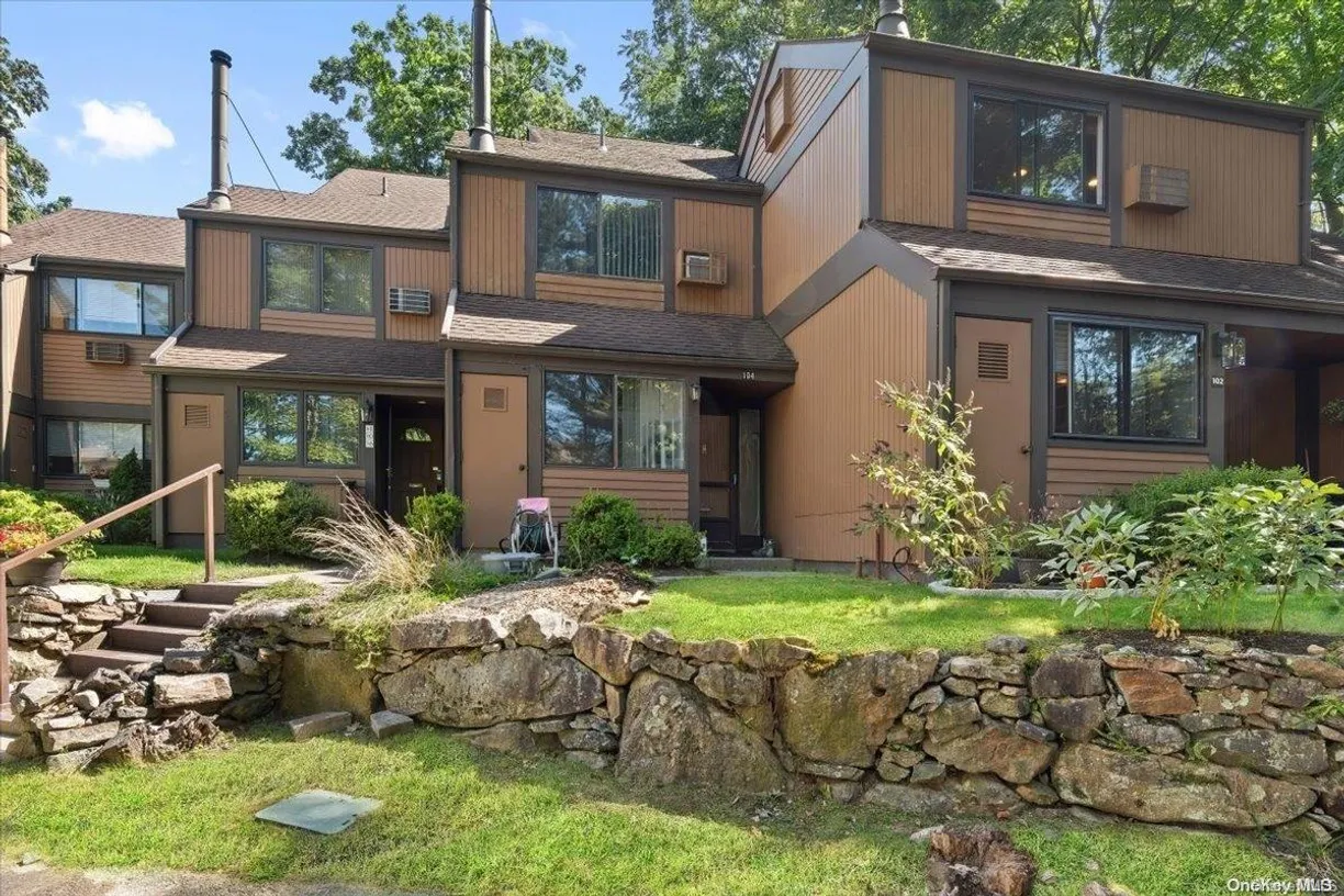 Westchester Real Estate | View 104 Round Hill Road | 2 Beds, 2 Baths