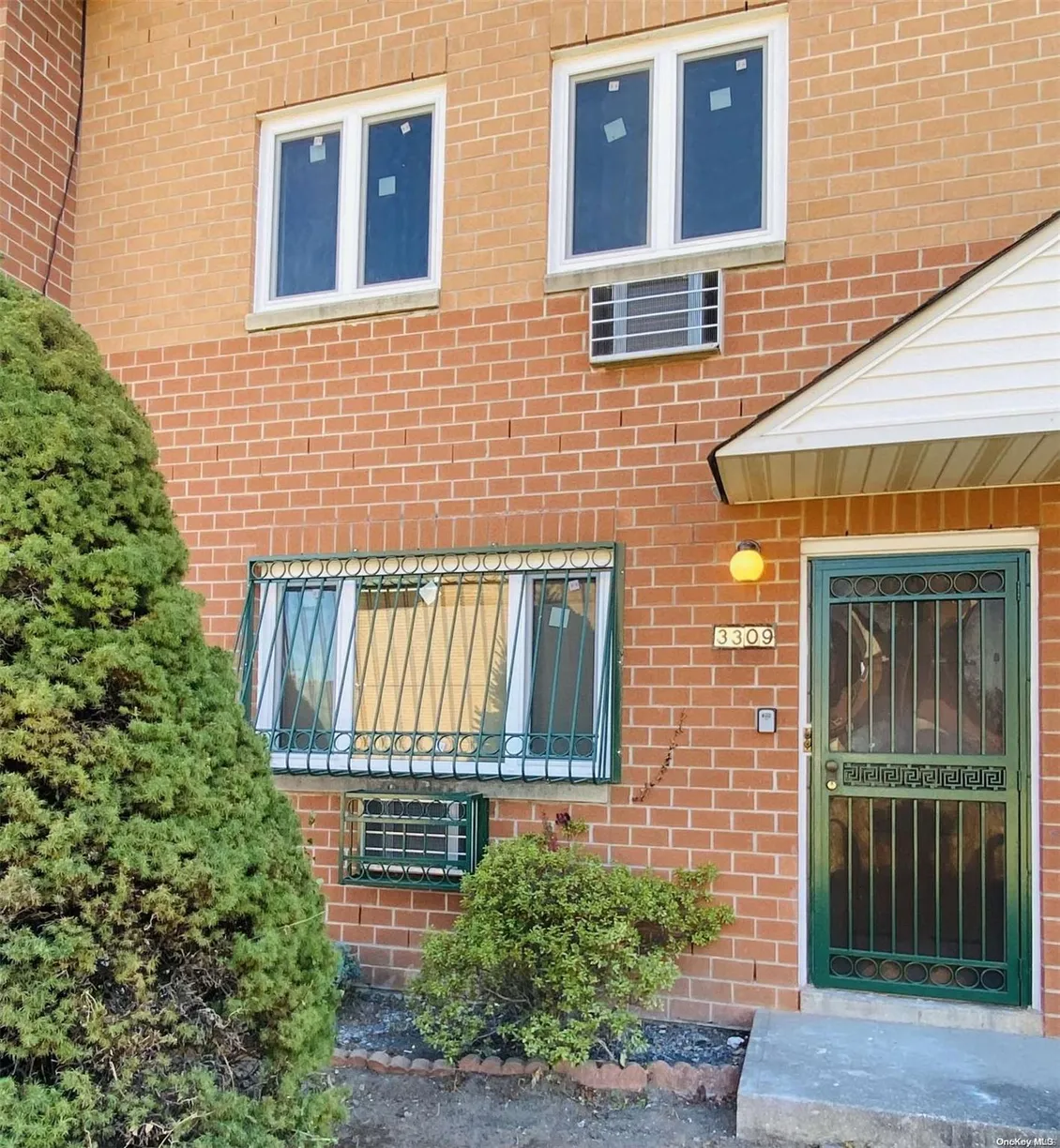 New York City Real Estate | View 33-09 14 St, 3 | 2 Beds, 1 Bath