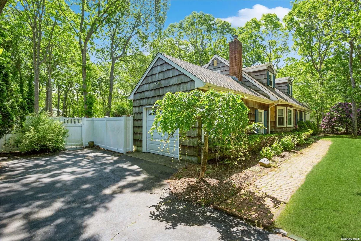 The Hamptons Real Estate | View 7 Washington Drive | Listing