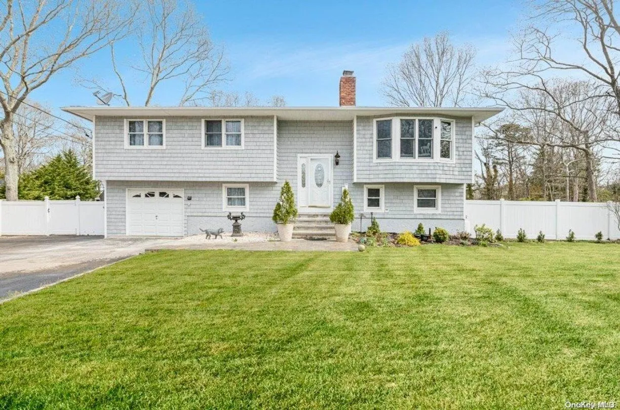 The Hamptons Real Estate | View 8 Westerly Court | 5 Beds, 2 Baths