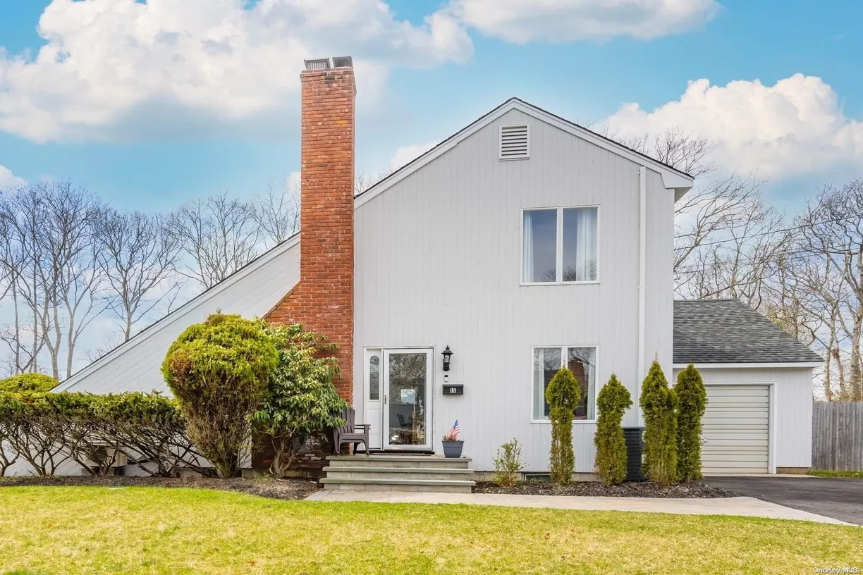 The Hamptons Real Estate | View 15 Pin Oak Lane | Listing