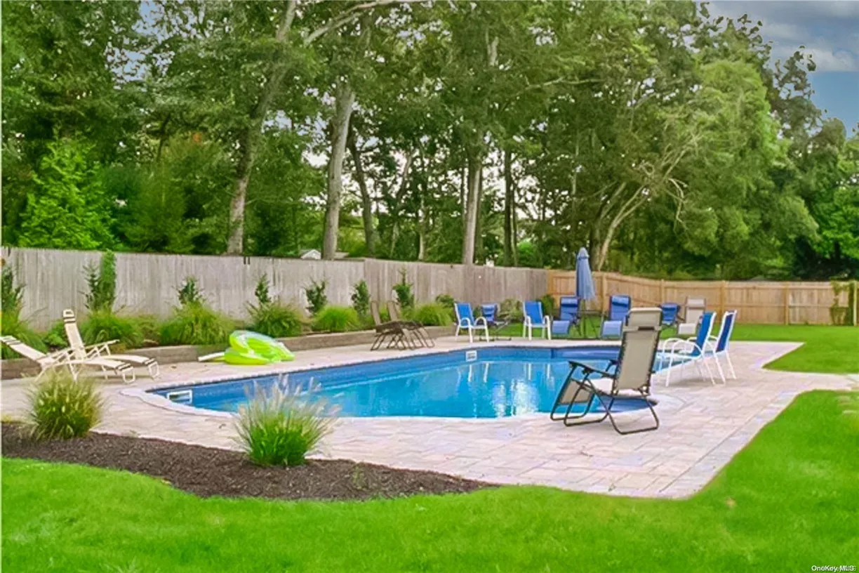 The Hamptons Real Estate | View 15 Pin Oak Lane | 3 Beds, 3 Baths