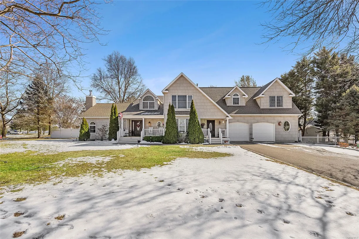 The Hamptons Real Estate | View 196 High Meadow Lane | 4 Beds, 3 Baths