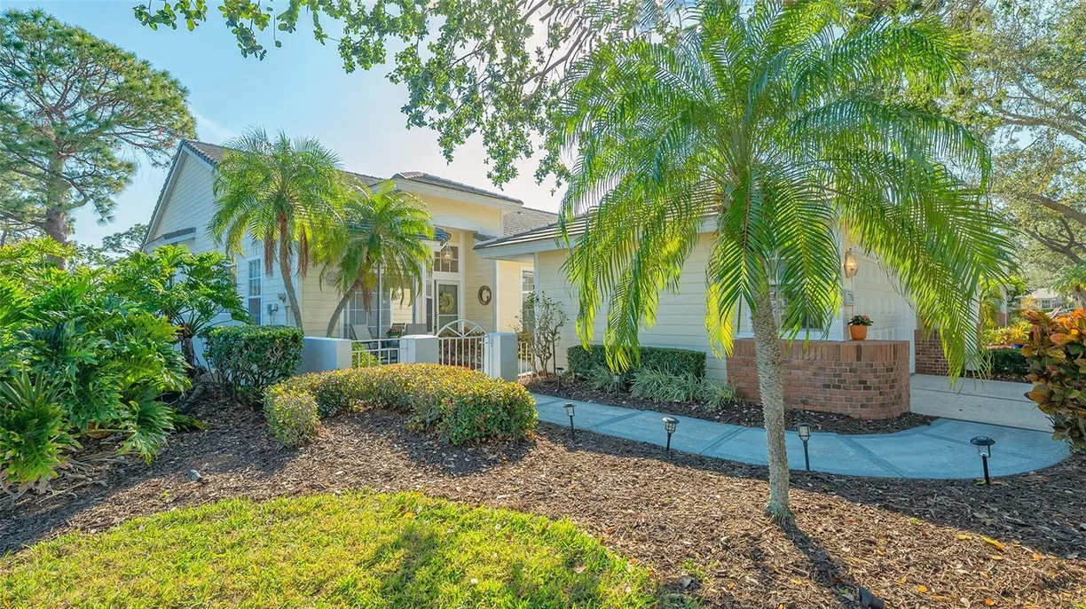 Sarasota/St. Petersburg Real Estate | View 7703 WHITEBRIDGE GLEN | 2 Beds, 2 Baths