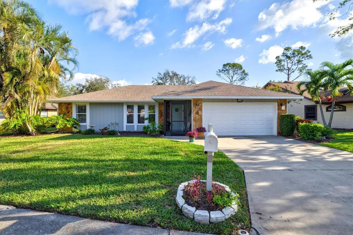 Sarasota/St. Petersburg Real Estate | View 6929 ARBOR OAKS CIRCLE | 3 Beds, 2 Baths