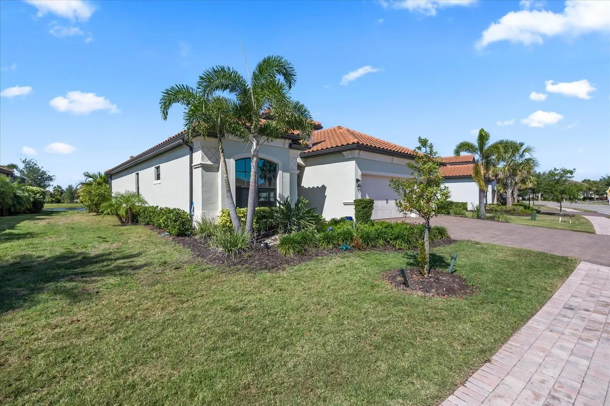 Sarasota/St. Petersburg Real Estate | View 7113 WHITTLEBURY TRAIL | Listing