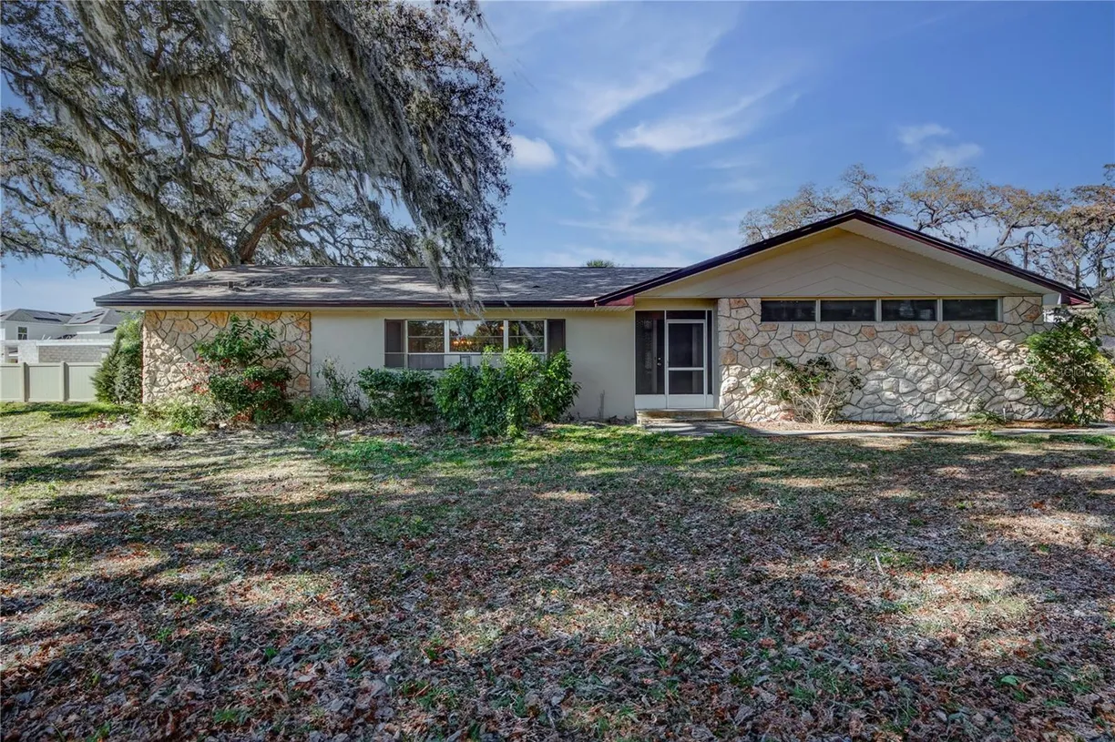 Central Florida Real Estate | View 120 LAKE DRIVE | 4 Beds, 2 Baths