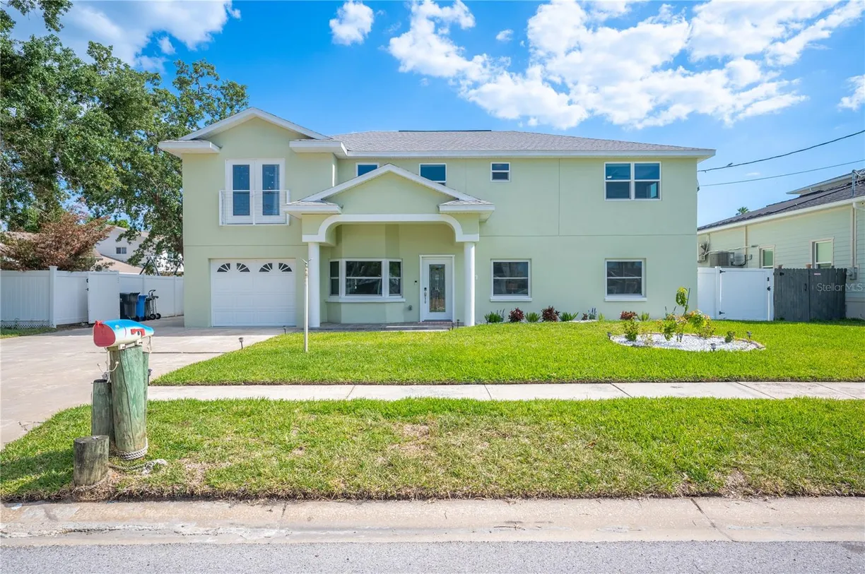 Sarasota/St. Petersburg Real Estate | View 8704 BAY CREST LANE | 7 Beds, 6 Baths