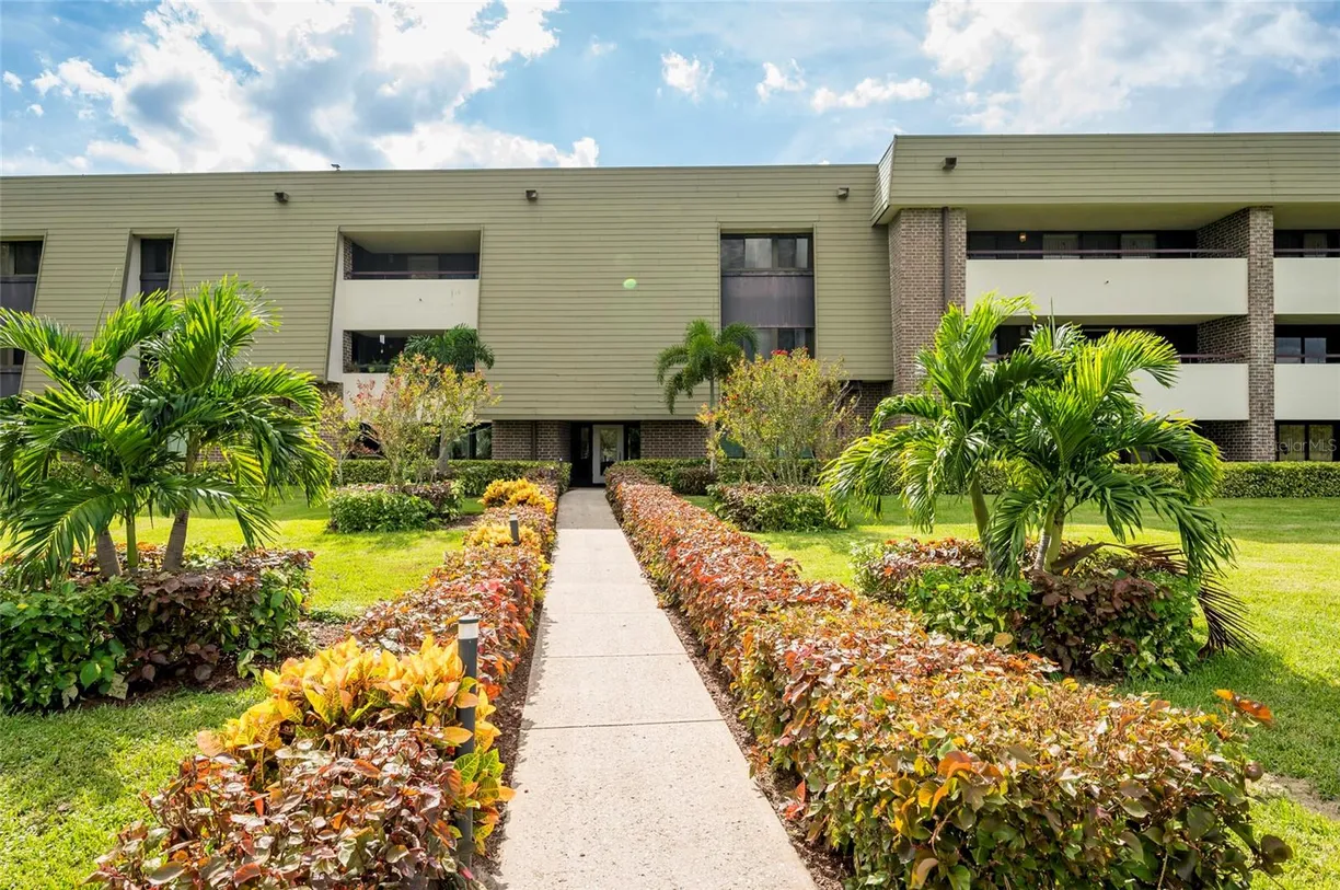 Sarasota/St. Petersburg Real Estate | View 36750 US HIGHWAY 19, 04221 | 2 Beds, 2 Baths