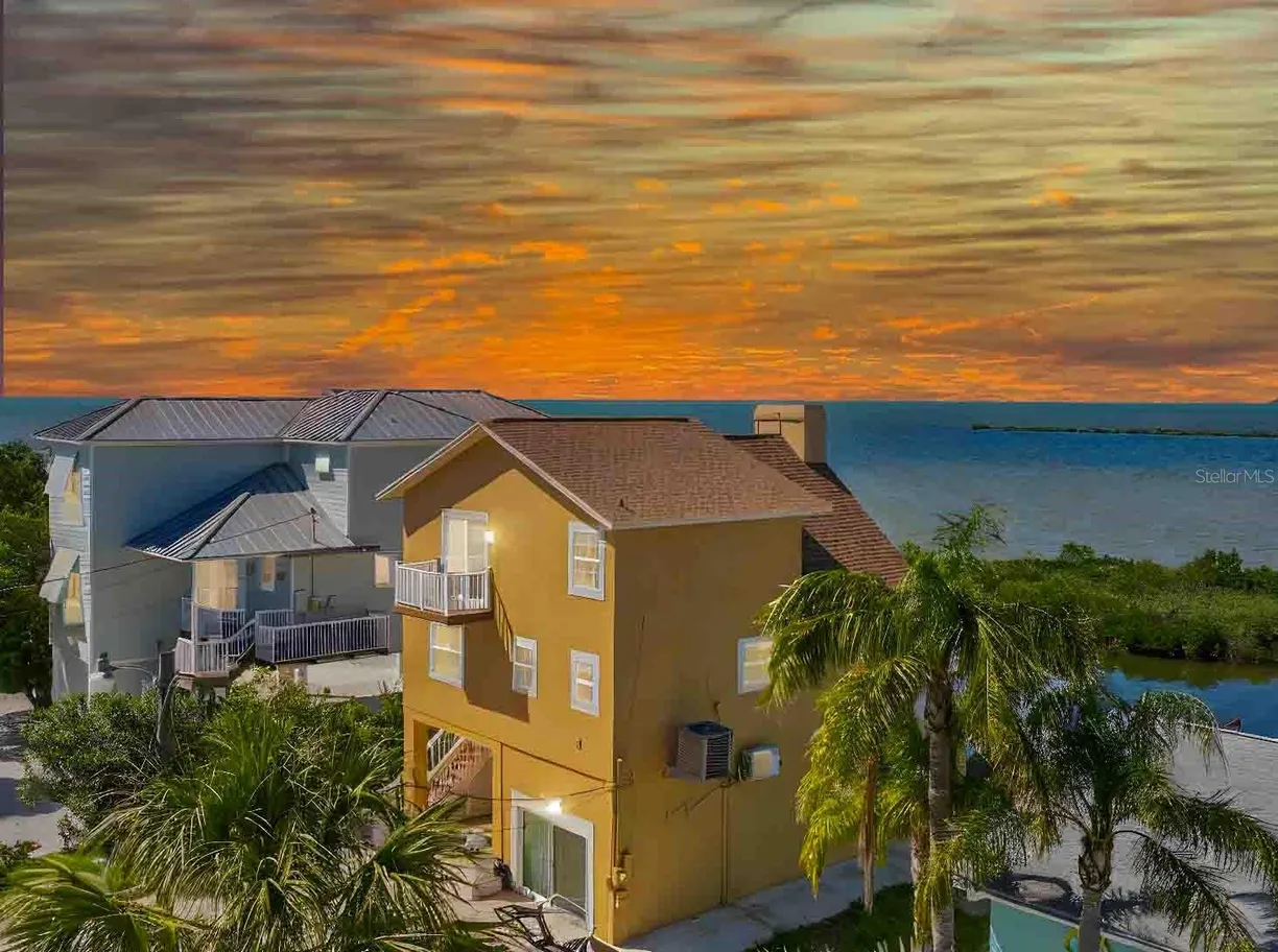 Sarasota/St. Petersburg Real Estate | View 6633 DRIFTWOOD DRIVE | 2 Beds, 2 Baths