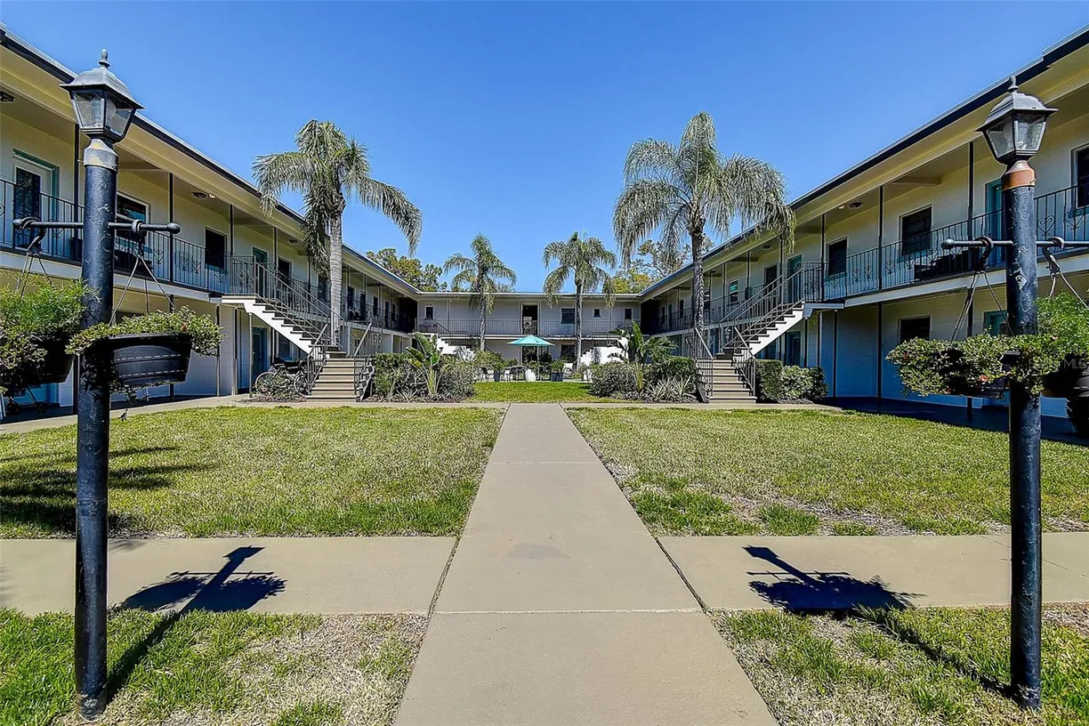 Sarasota/St. Petersburg Real Estate | View 525 9TH AVENUE, 2 | 1 Bed, 1 Bath