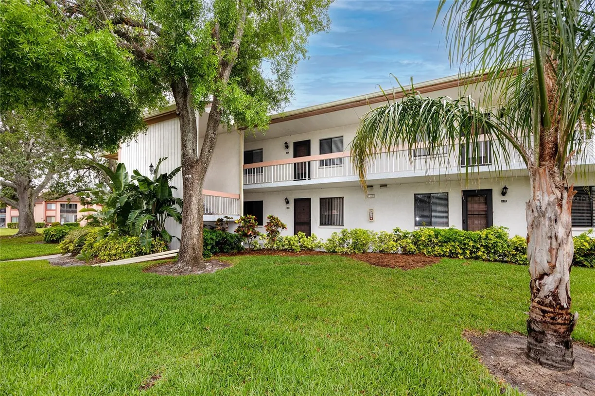 Sarasota/St. Petersburg Real Estate | View 129 LAKEVIEW WAY | 2 Beds, 2 Baths