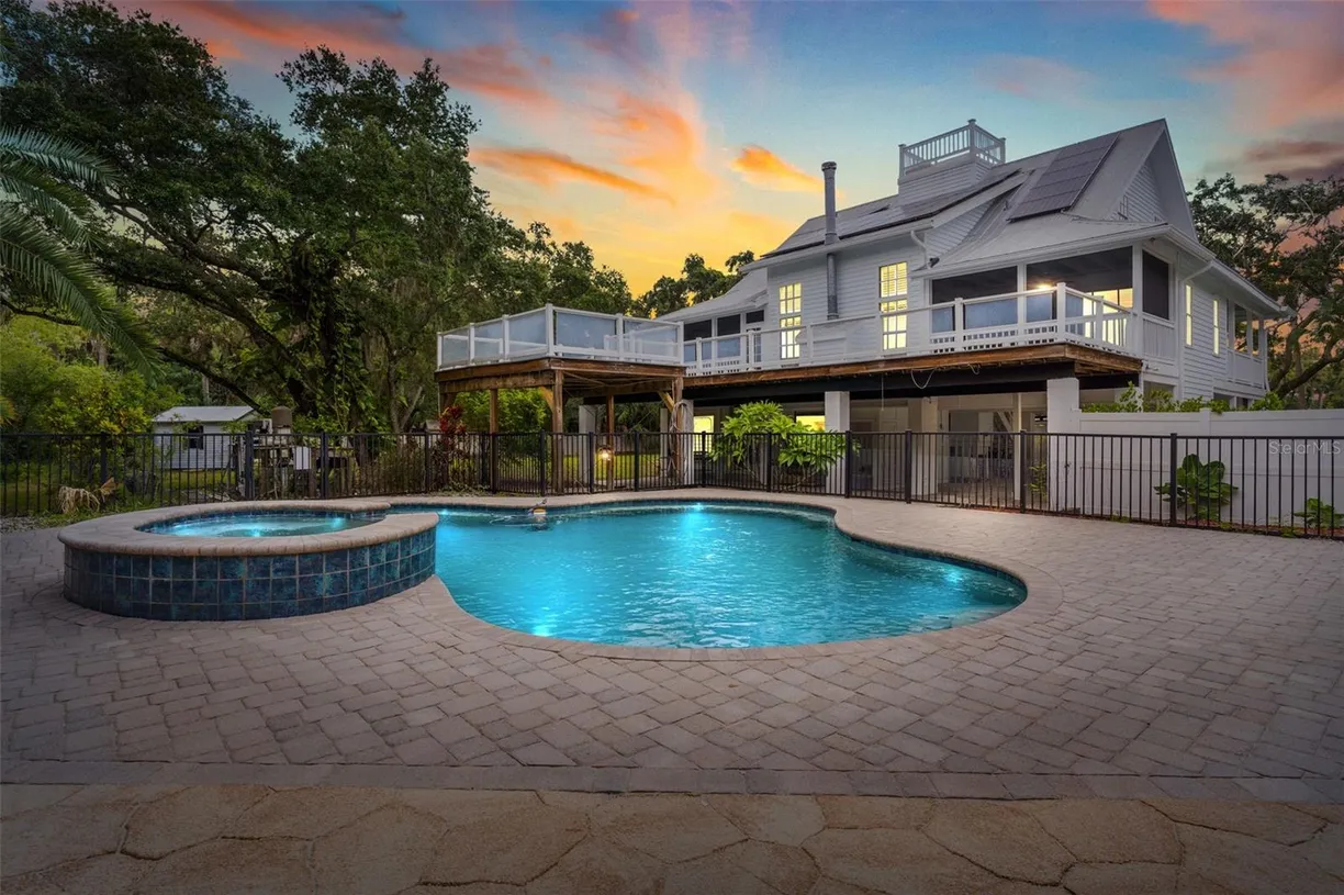 Sarasota/St. Petersburg Real Estate | View 380 WELLINGTON AVENUE | Listing