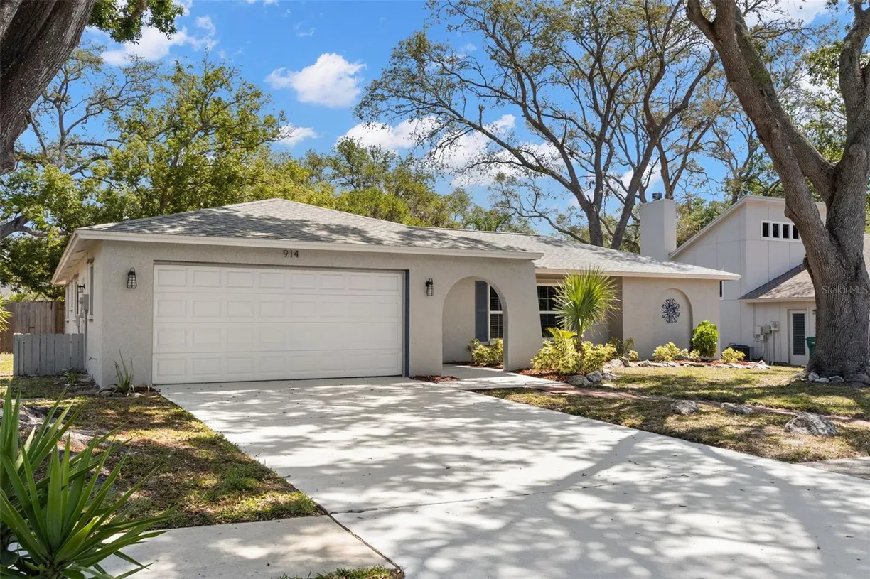 Sarasota/St. Petersburg Real Estate | View 914 WOODLAND DRIVE | Listing
