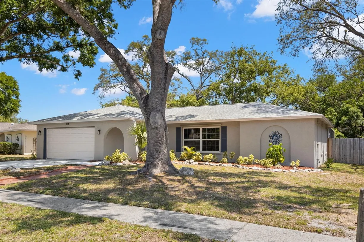 Sarasota/St. Petersburg Real Estate | View 914 WOODLAND DRIVE | Listing