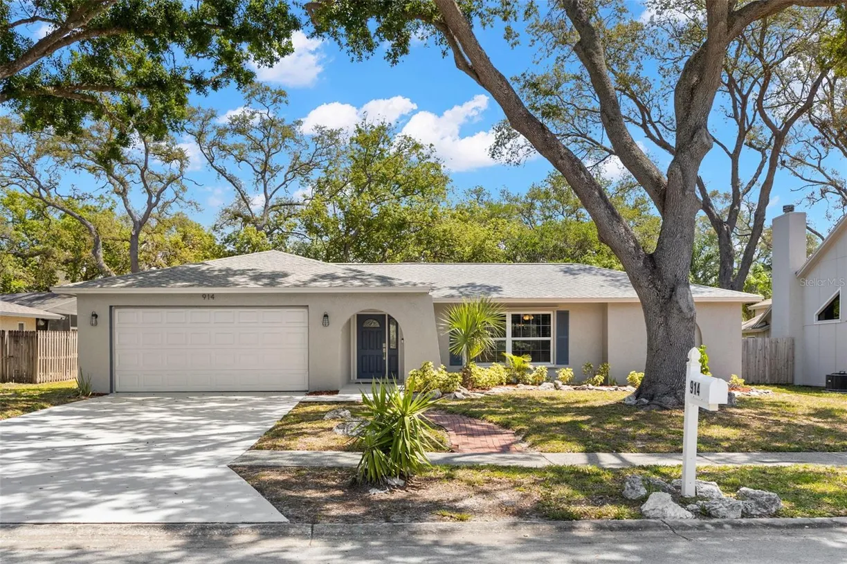 Sarasota/St. Petersburg Real Estate | View 914 WOODLAND DRIVE | 3 Beds, 2 Baths
