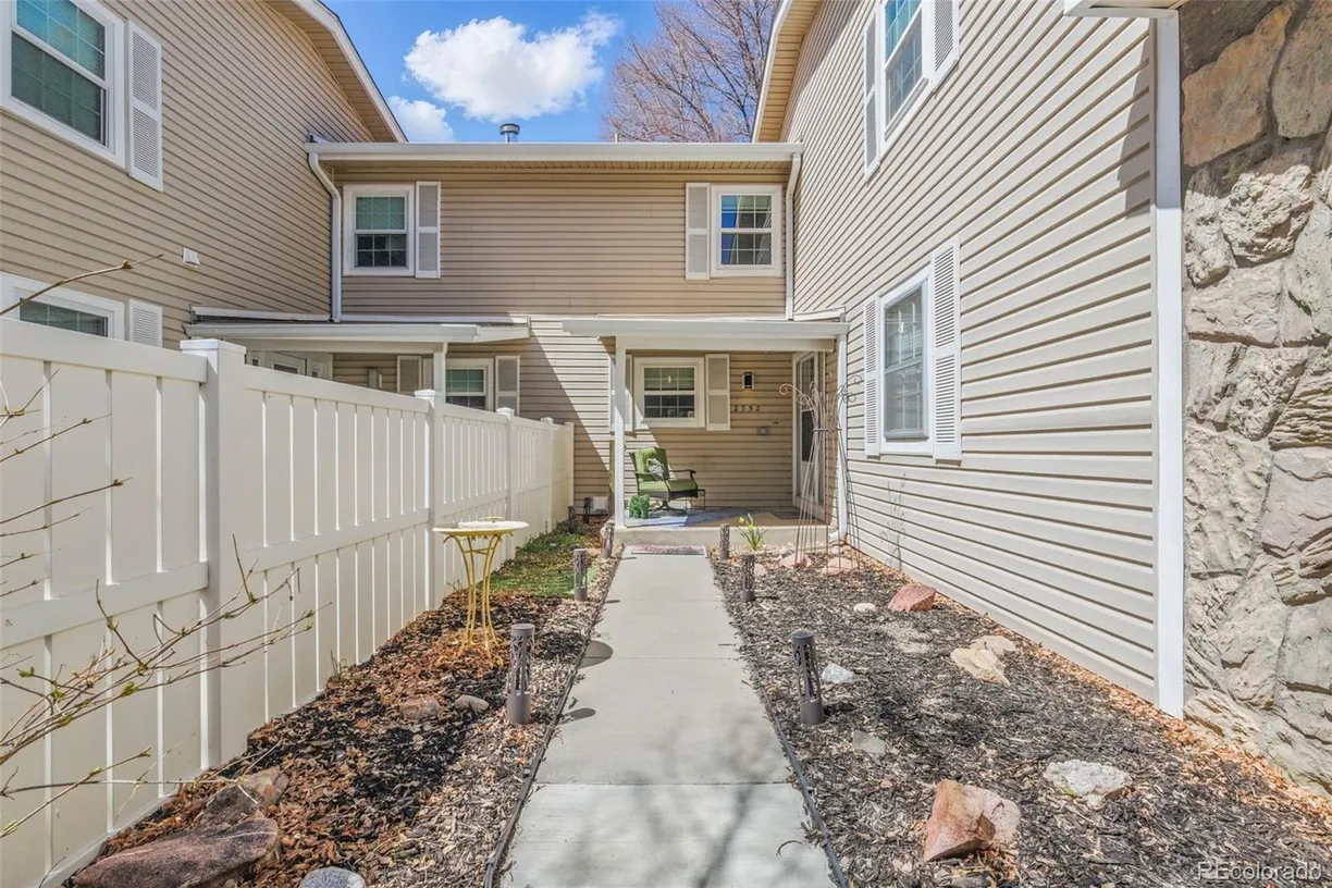 Denver Real Estate | View 2752 S Heather Gardens Way | Listing